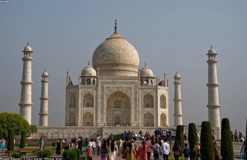 आगरा में ताजमहल के दीदार को उमड़े पर्यटक, पर्यटन ने पकड़ी रफ्तार