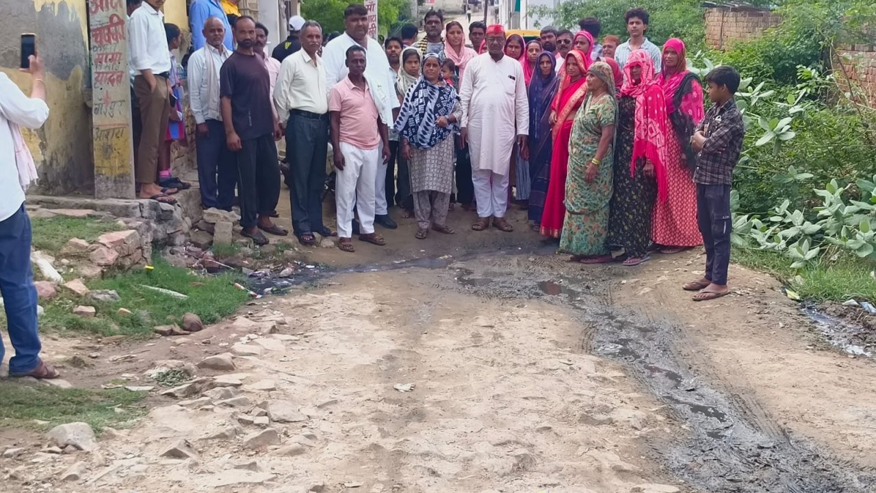 गली नंबर 12 में सड़क की खराब स्थिति और नालियों के पानी से परेशान स्थानीय लोगों की समस्याएं उठाईं