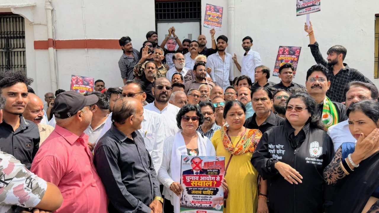 सुभाष पार्क से जिला मुख्यालय तक निकाला विरोध मार्च, ‘वोट चोरी बंद करो’ और ‘ज्ञानेश कुमार इस्तीफा दो’ के नारे लगाए